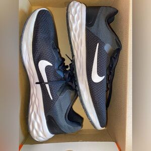Women’s Nike Running Shoe size 8. Used but in excellent condition!